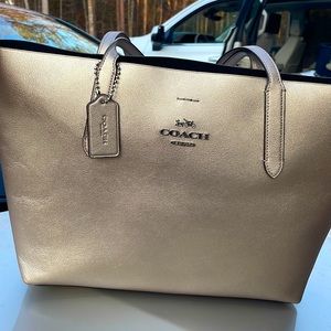 Coach Avenue tote Gold